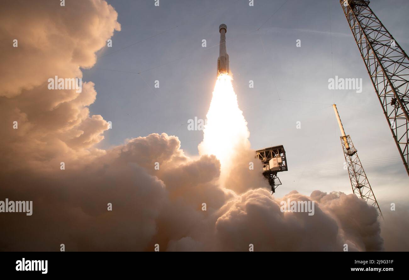 Un razzo United Launch Alliance Atlas V con BoeingÕs CST-100 Starliner a bordo di un veicolo spaziale lanciato dal Space Launch Complex 41, giovedì 19 maggio 2022, presso la Stazione spaziale di Cape Canaveral in Florida. Il BoeingÕs Orbital Flight Test-2 (OFT-2) è il secondo test di volo senza equipaggio e si StarlinerÕs alla Stazione spaziale Internazionale come parte del programma Commercial Crew della NASA. OFT-2 lanciato alle 6:54 ET, e servirà come test end-to-end delle capacità del sistema. Credito obbligatorio: Joel Kowsky/NASA via CNP Foto Stock
