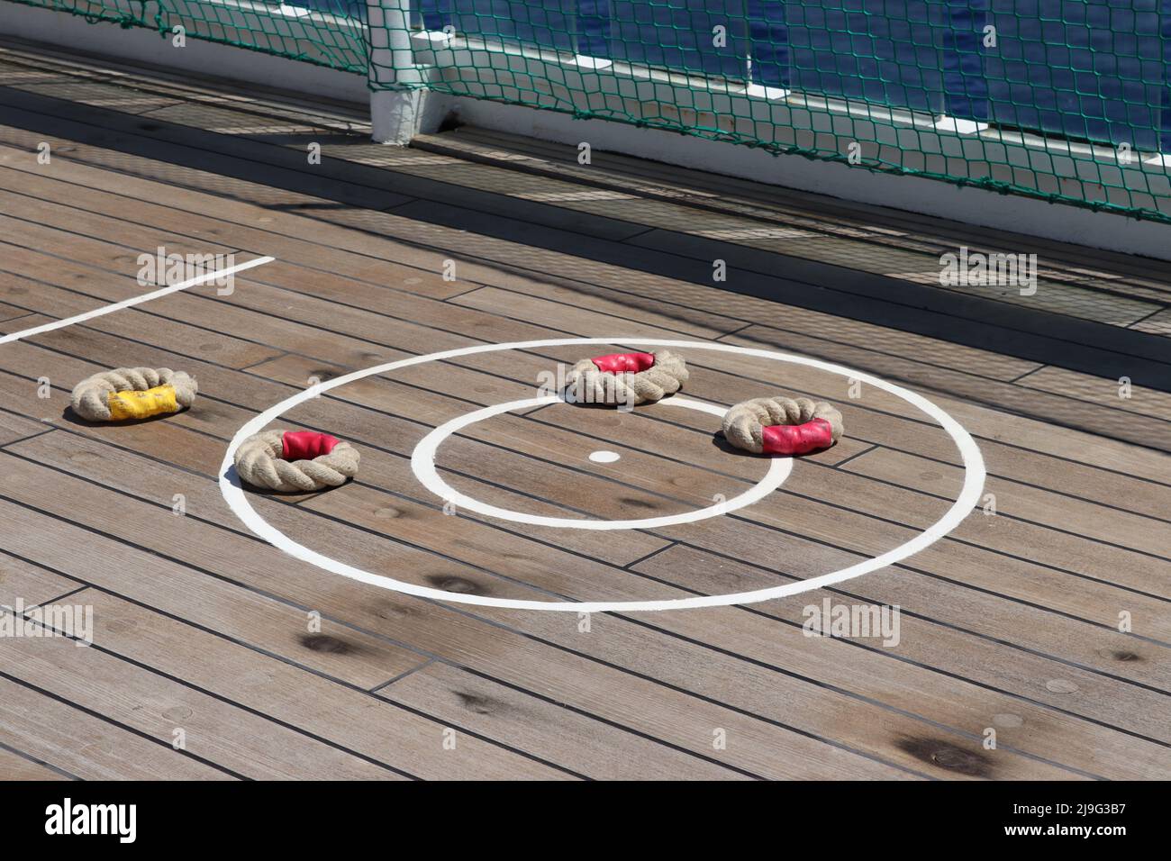 Deck Quoits, un tradizionale gioco di coperta giocato dai passeggeri delle navi da crociera - anelli di corda sono gettati a un bersaglio circolare Foto Stock