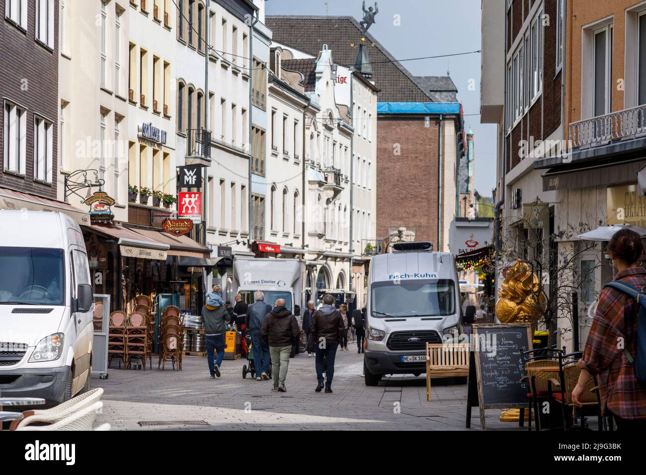 Traffico di consegna nel centro storico di Düsseldorf al mattino Foto Stock
