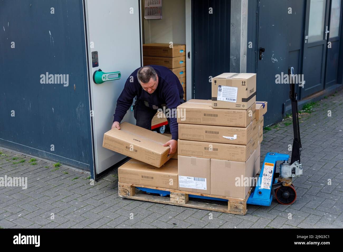 Consegna di generi alimentari alla stazione centrale di Dusseldorf da parte di un agente di spedizione Foto Stock