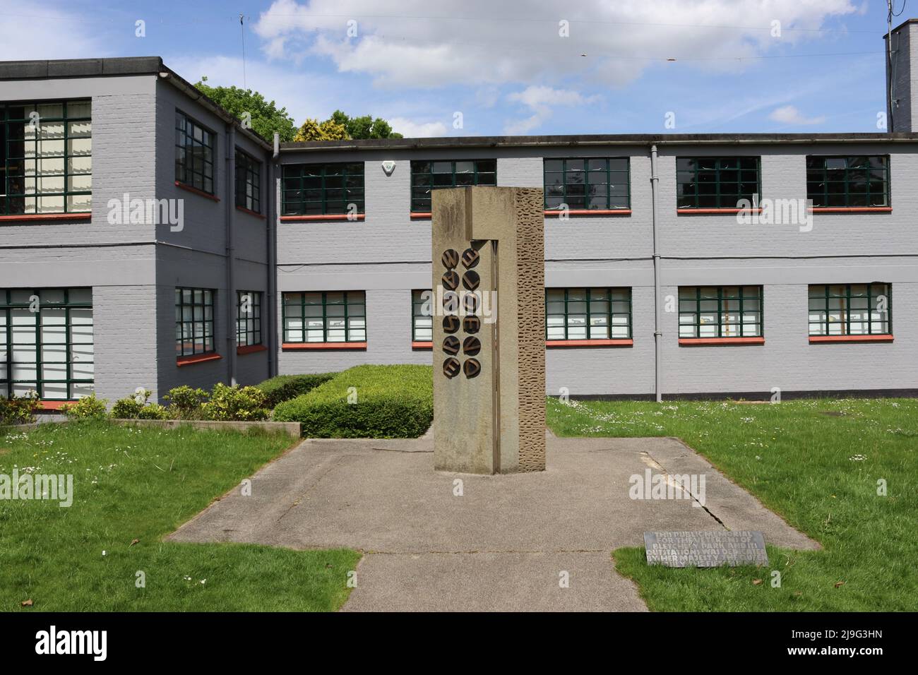 Gli edifici restaurati e riverniciati del blocco B e il monumento ai Code Breakers presso il centro di interruzione del codice della seconda Guerra Mondiale di Bletchley Park, Buckinghamshire Foto Stock