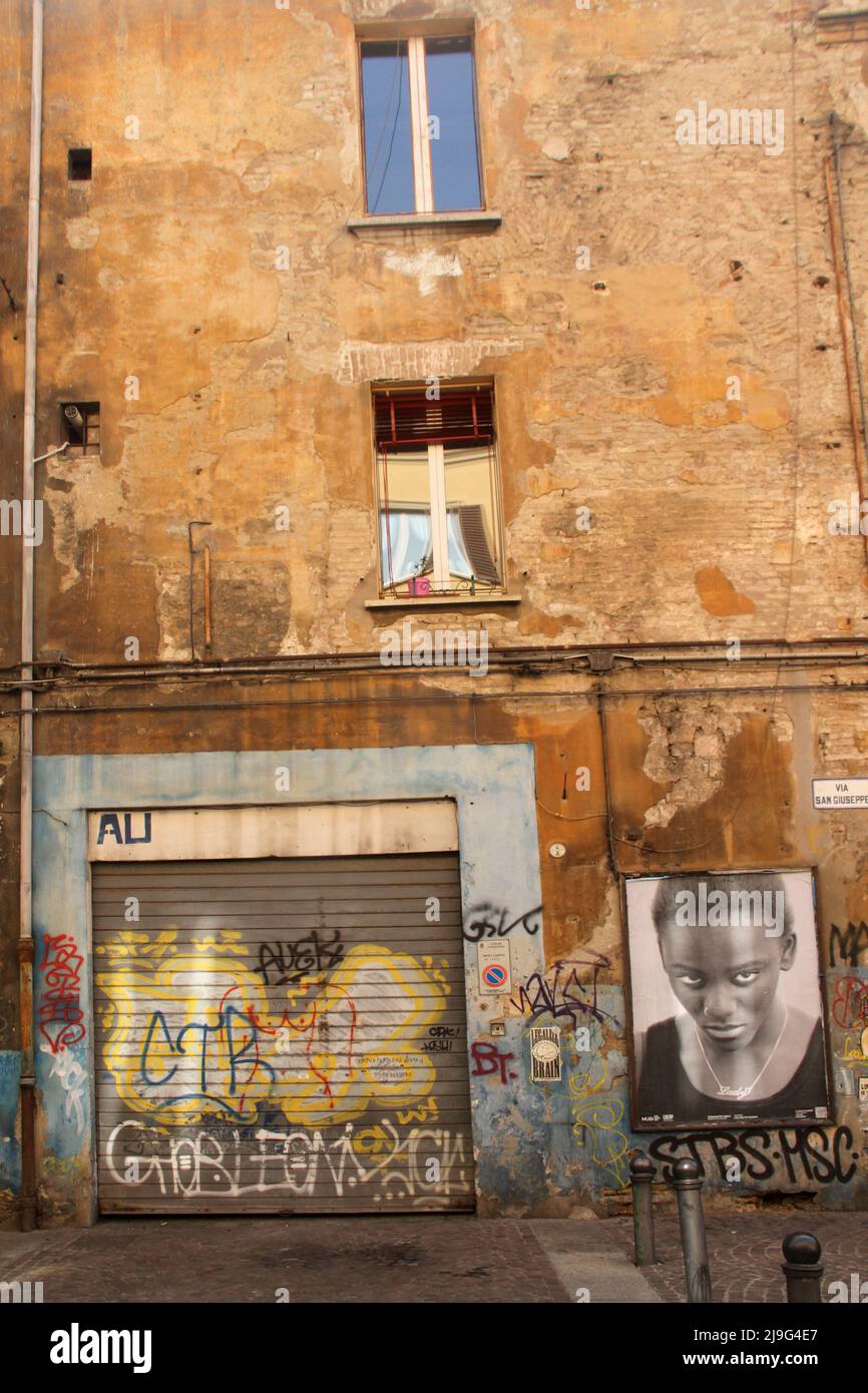 Bologna, Italia. Facciata dell'edificio nel centro storico in cattive condizioni e vandalizzata con vernice spray. Foto Stock