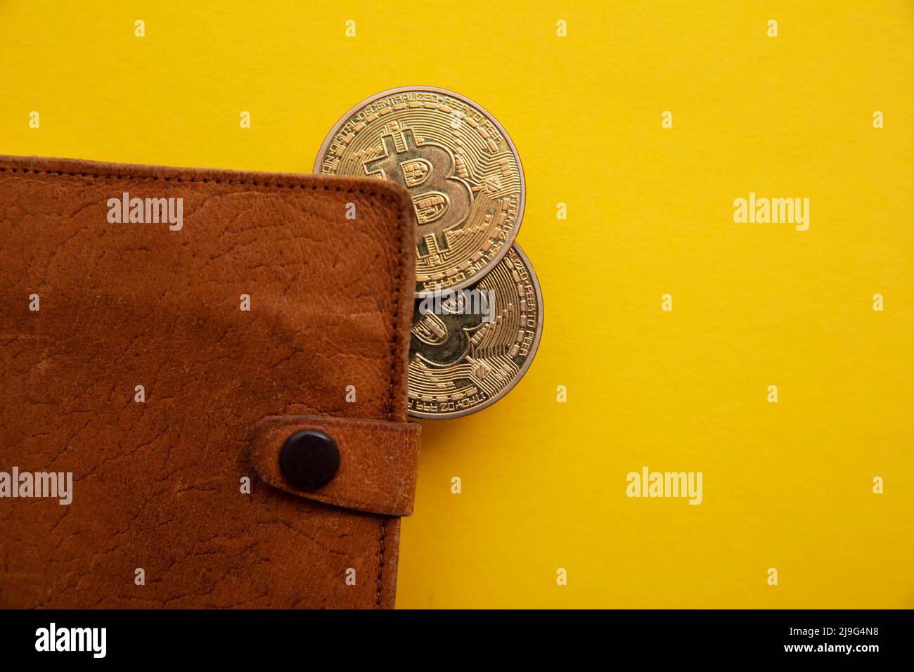 Portafoglio ricurreency Crypto marrone in pelle con moneta in oro bitcoin. Concetto di finanza digitale Foto Stock