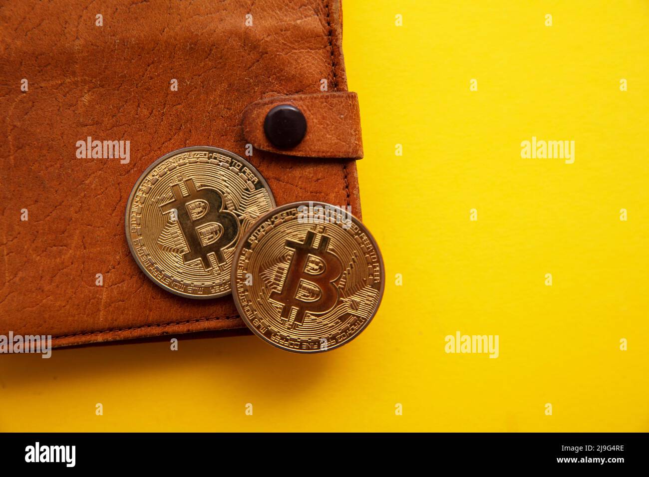 Portafoglio ricurreency Crypto marrone in pelle con moneta in oro bitcoin. Concetto di finanza digitale Foto Stock