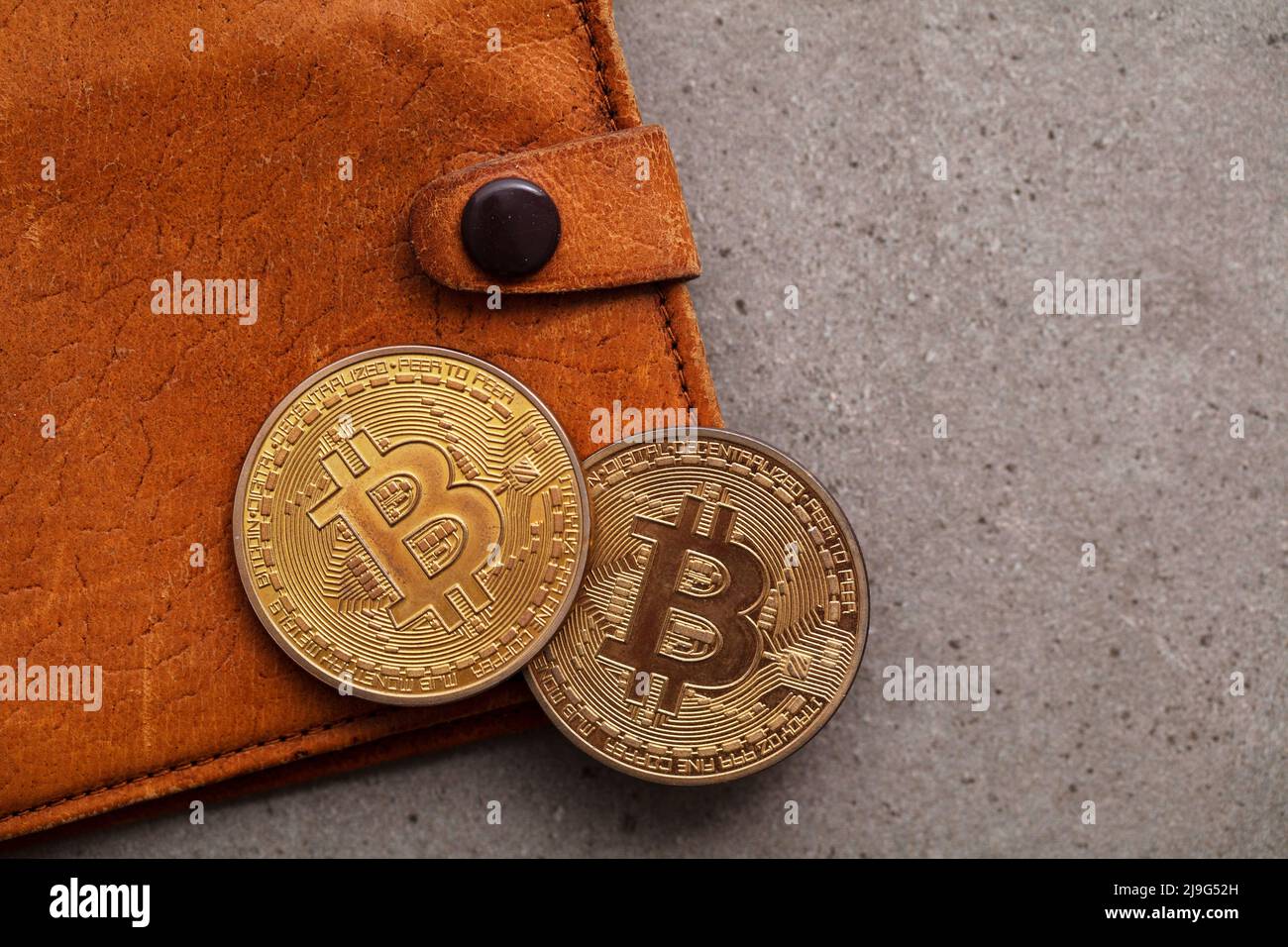 Portafoglio ricurreency Crypto marrone in pelle con moneta in oro bitcoin. Concetto di finanza digitale Foto Stock