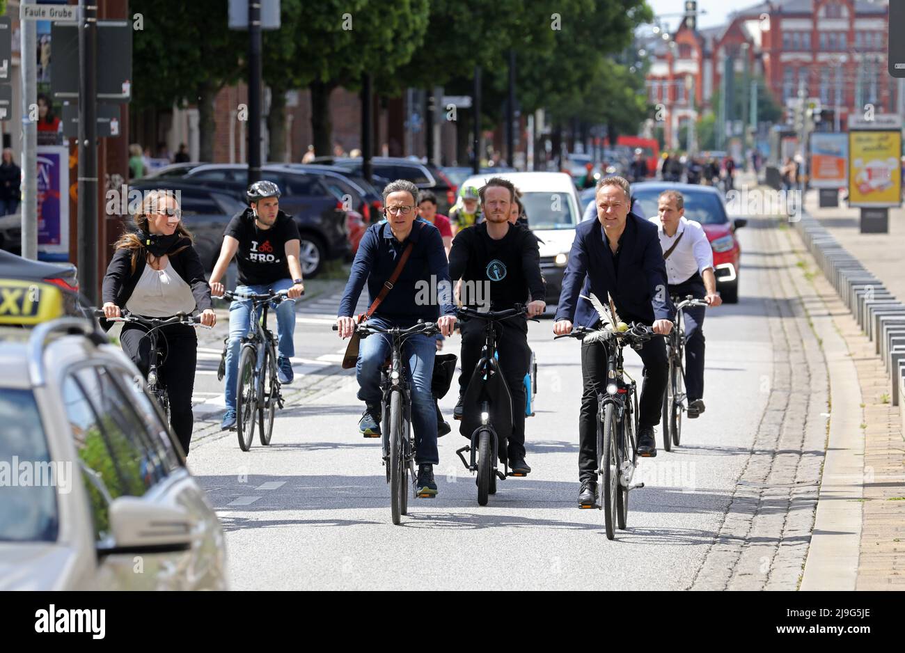Rostock, Germania. 23rd maggio 2022. La pista ciclabile di Lange Straße,  nel centro della città anseatica, è ufficialmente inaugurata con una  sfilata di biciclette, a destra Holger Matthäus (Greens), Senatore per le