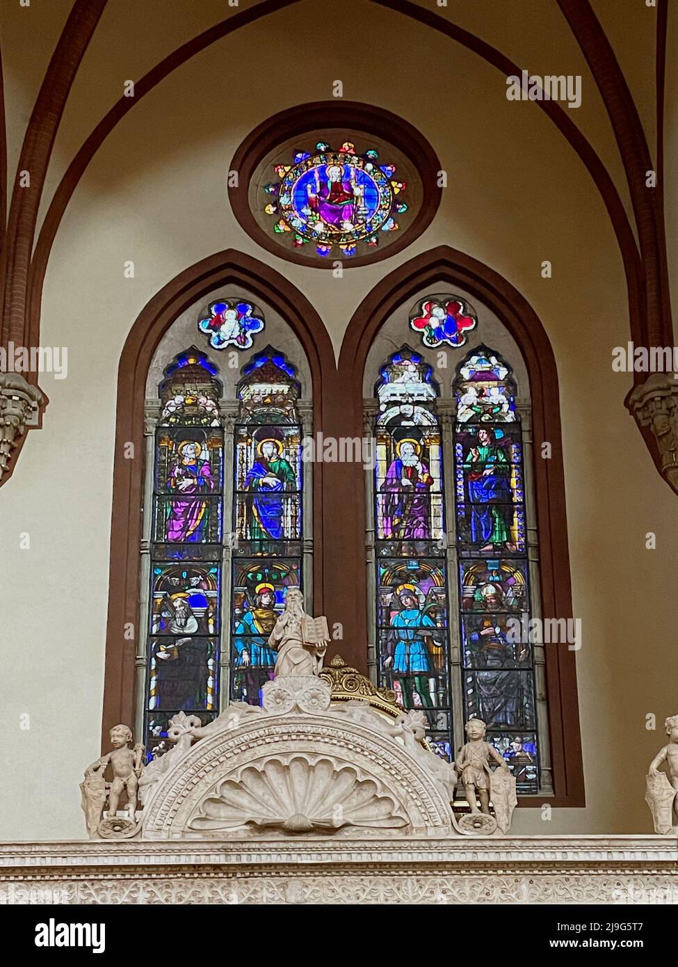 Chiesa di San Petronio, Bologna, Italia. 15th secolo vetrate nella Cappella di San Giacomo. Foto Stock