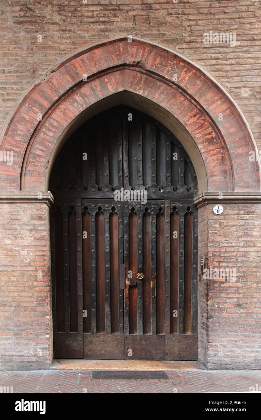 Porta in stile medievale nel centro storico di Bologna. Foto Stock