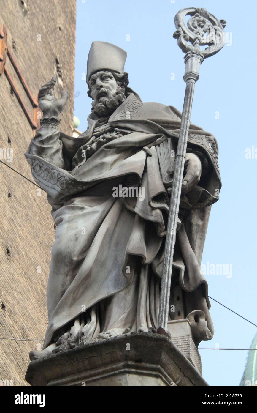 Bologna, Italia. Statua di San Petronio di Gabriele Brunelli (17th sec.), in Piazza di porta Ravegnana. Foto Stock