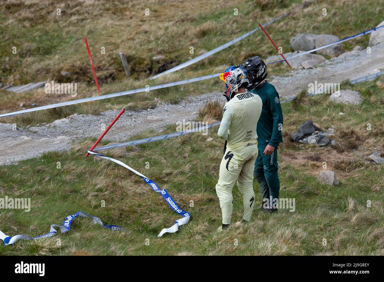 Loic Bruni al fianco della pista dopo un grande incidente che lo ha lasciato con un crolone rotto e fuori gara - UCI Mountain Bike World Cup Fort William Foto Stock