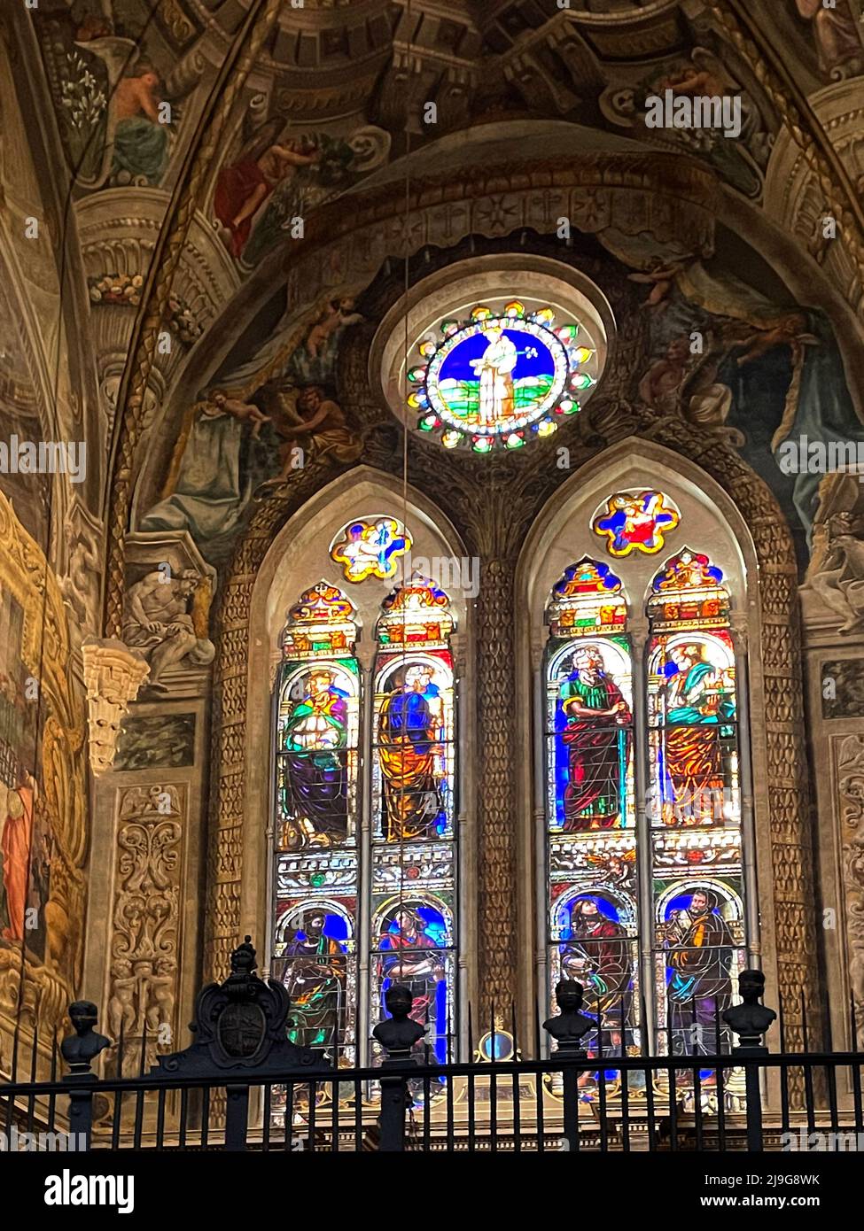 Chiesa di San Petronio, Bologna, Italia. Affreschi e vetrate nella Cappella di Sant'Antonio da Padova. Foto Stock