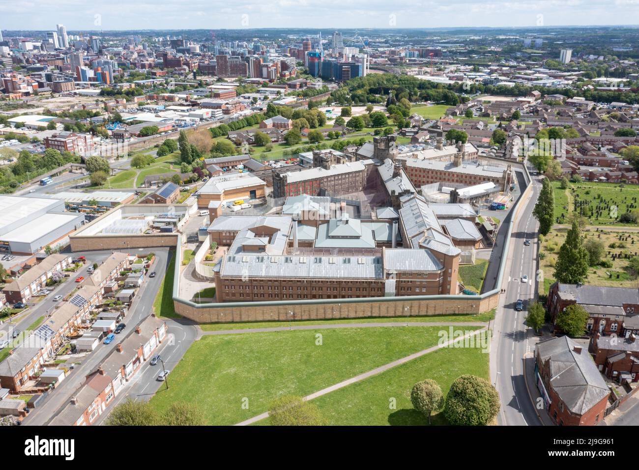Foto aerea del drone della città di Armley a Leeds West Yorkshire nel Regno Unito, che mostra la famosa prigione di HM Leeds, o prigione di Armley, che mostra la prigione wal Foto Stock