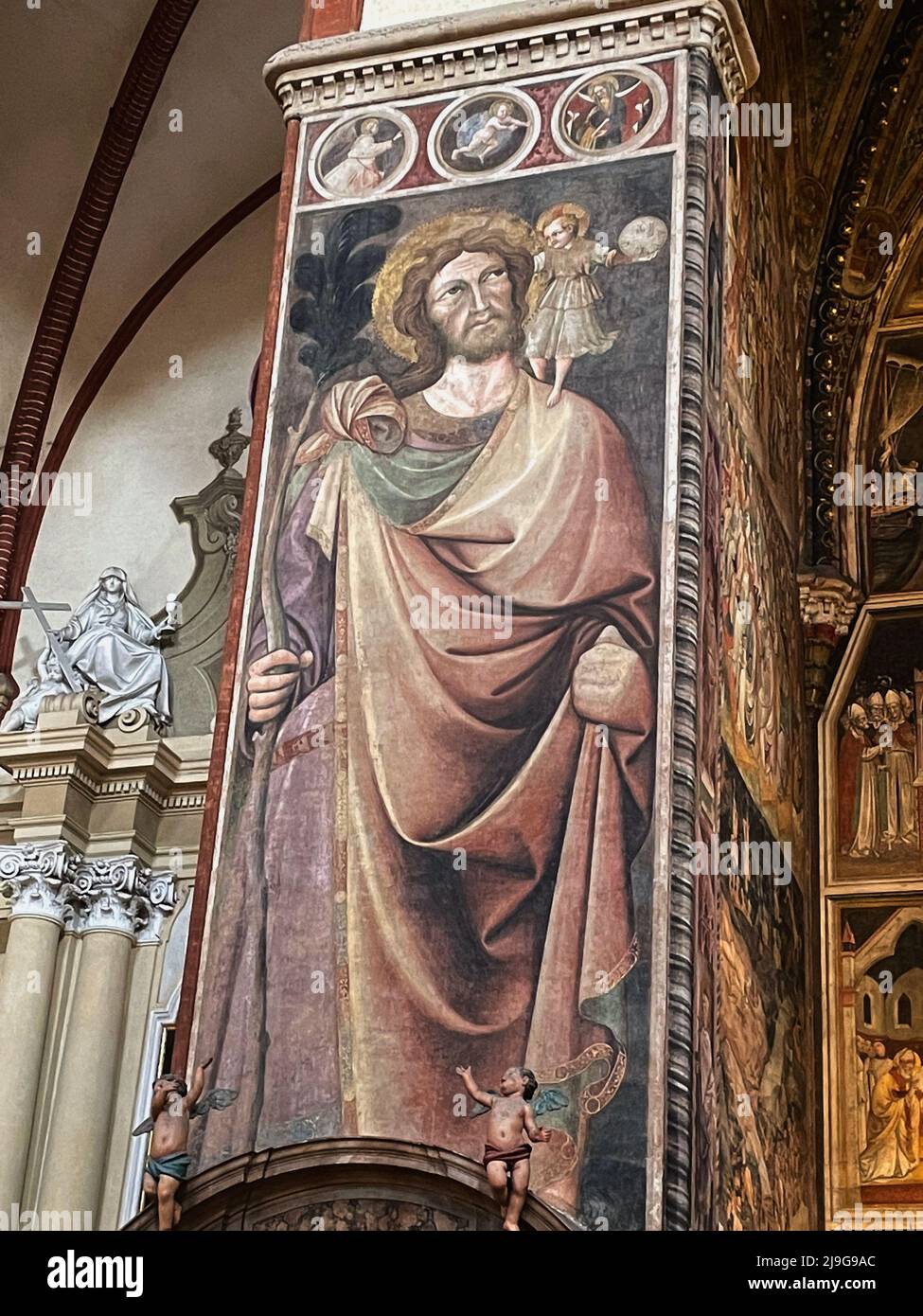Bologna, Italia. Murale di San Cristoforo di Giovanni da Modena (1420), patrono dei viaggiatori, all'interno della famosa Chiesa di San Petronio. Foto Stock