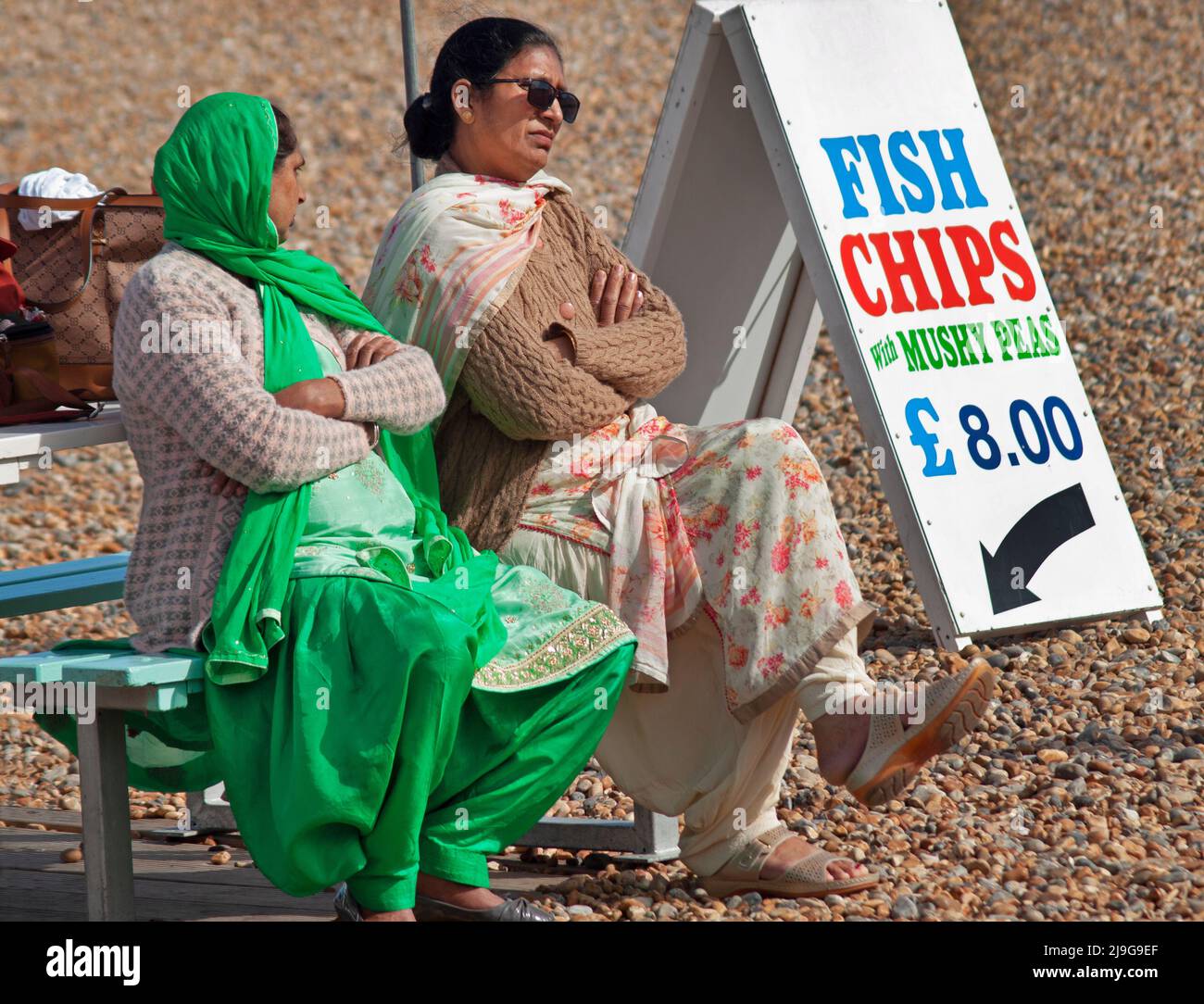 Fish and chips sulla spiaggia di Brighton Foto Stock