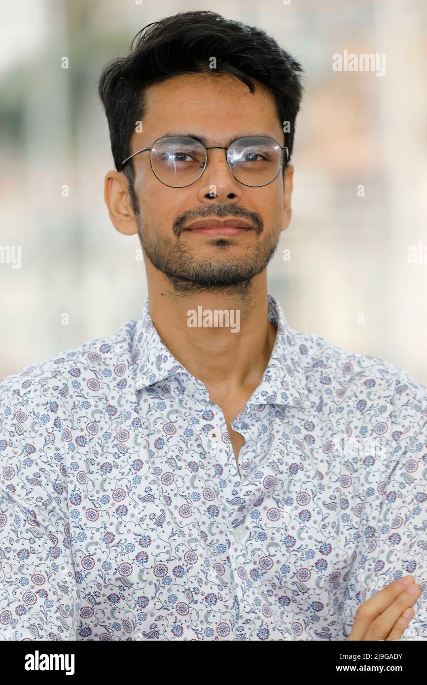 Cannes, Frankreich. 23rd maggio 2022. Shaunak Sen si pone alla fotocalla di 'tutto ciò che respira' durante l'annuale Festival del Cinema di Cannes 75th al Palais des Festivals di Cannes, in Francia, il 23 maggio 2022. Credit: dpa/Alamy Live News Foto Stock