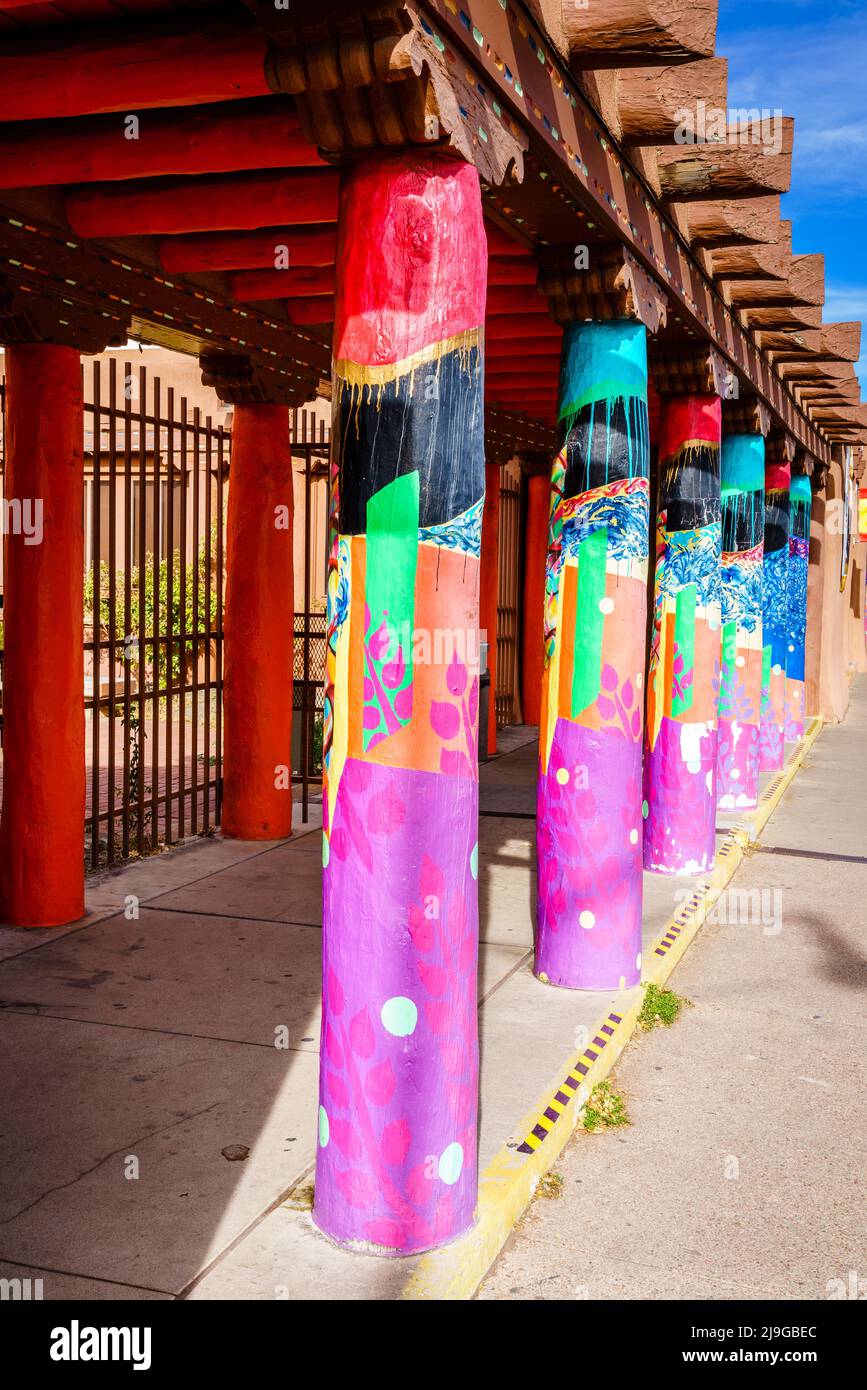 Colonnato dipinto con colori vivaci nella piazza centrale di Santa Fe, New Mexico Foto Stock