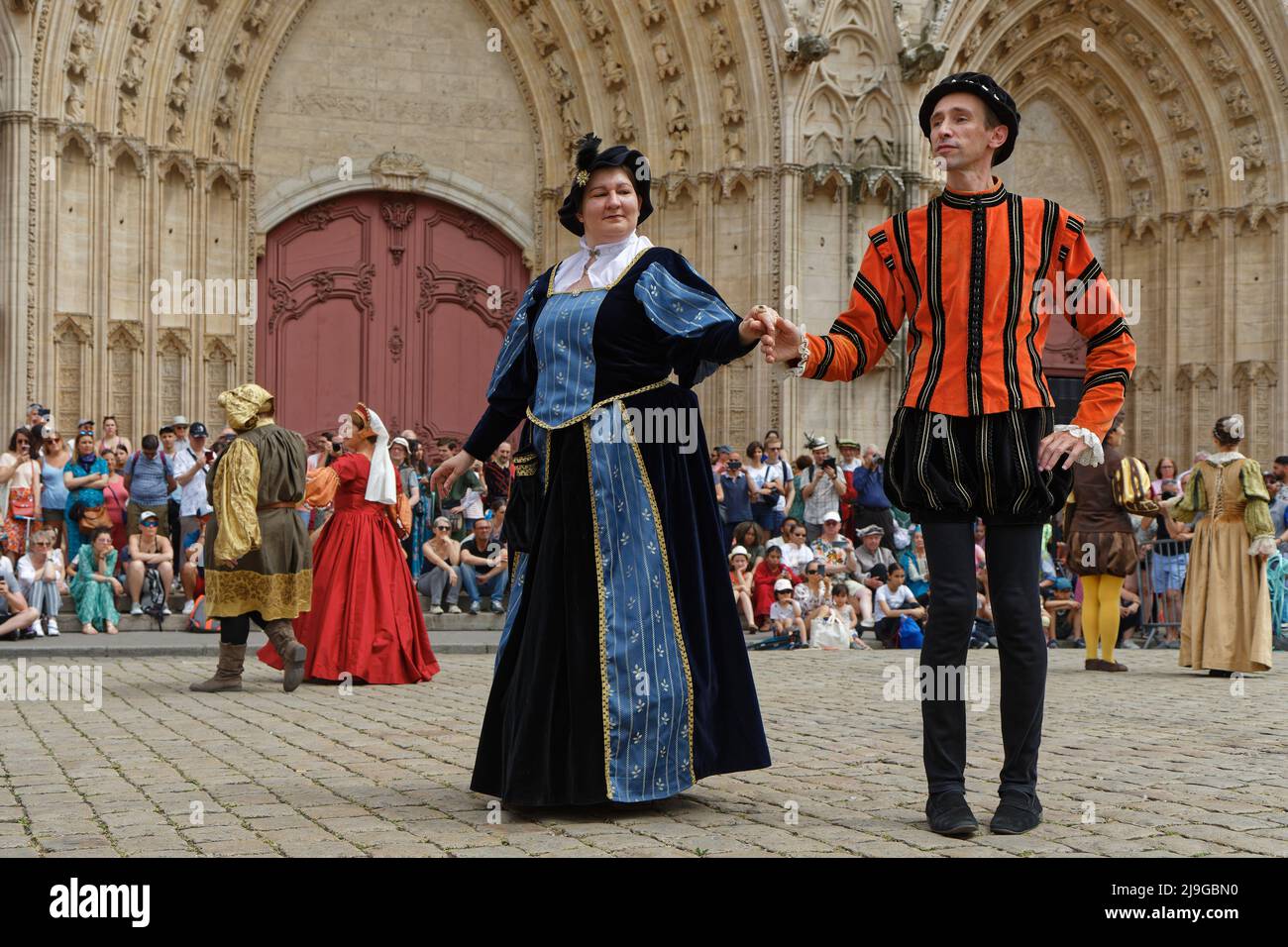 LIONE, FRANCIA, 22 maggio 2022 : spettacoli di lotte di spada e balli medievali in costume si svolgono a Vieux-Lyon durante la Fete de la Renaiss Foto Stock