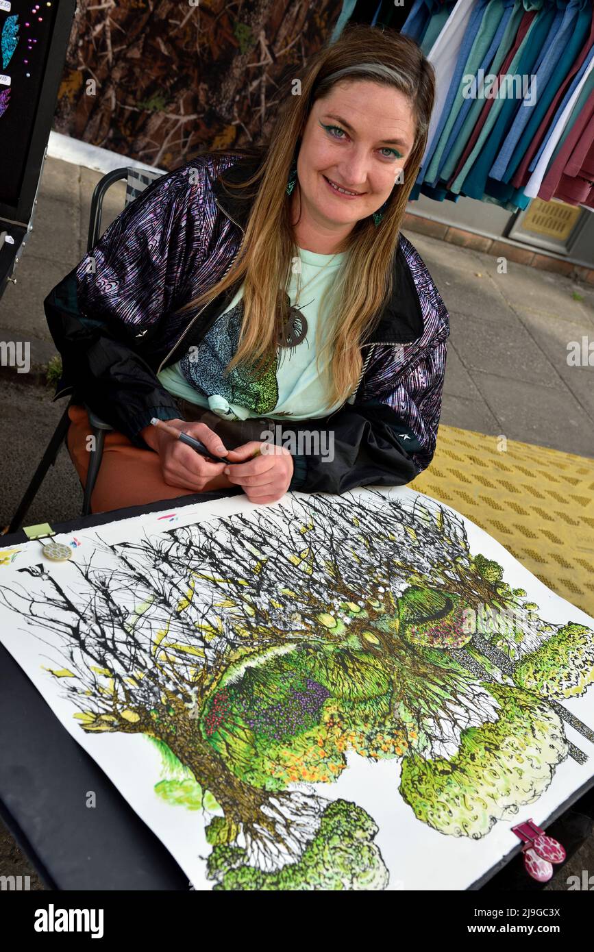 Artista Jess a TotemTiger che lavora alla festa di strada estiva della comunità a Cotham Hill di Bristol nel 2022 Foto Stock