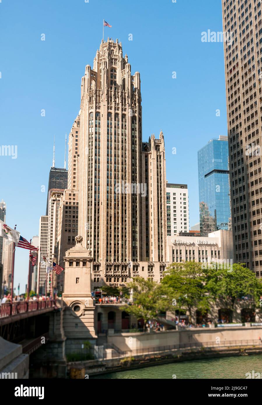 Vista della Tribune Tower situata in North Michigan Avenue nel centro di Chicago, Illinois, USA Foto Stock