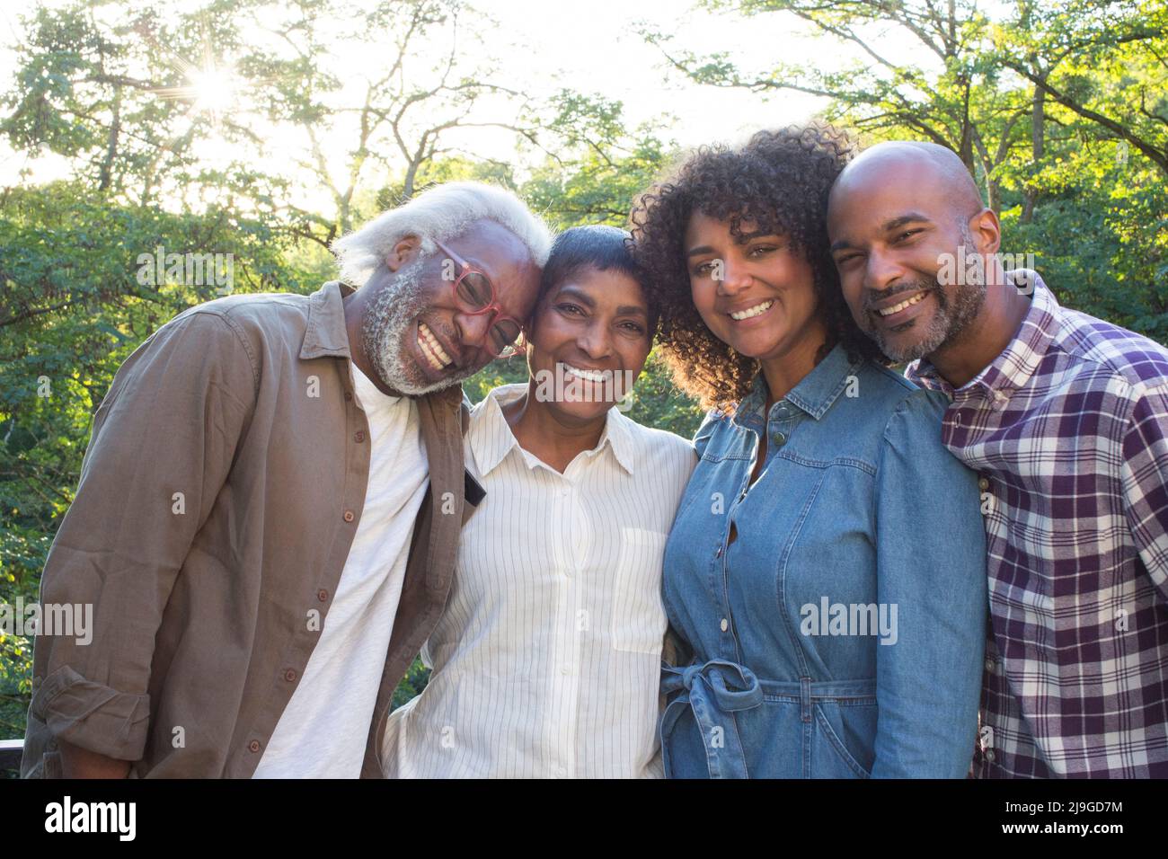 Felice famiglia multi-generazione in piedi in balcone Foto Stock