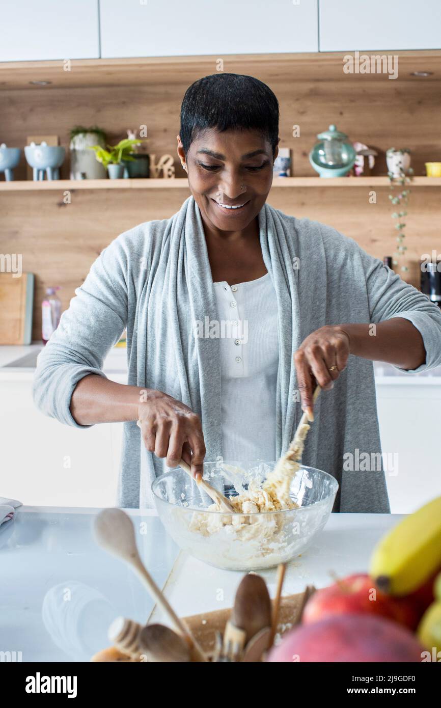 Donna preparare i cookie Foto Stock