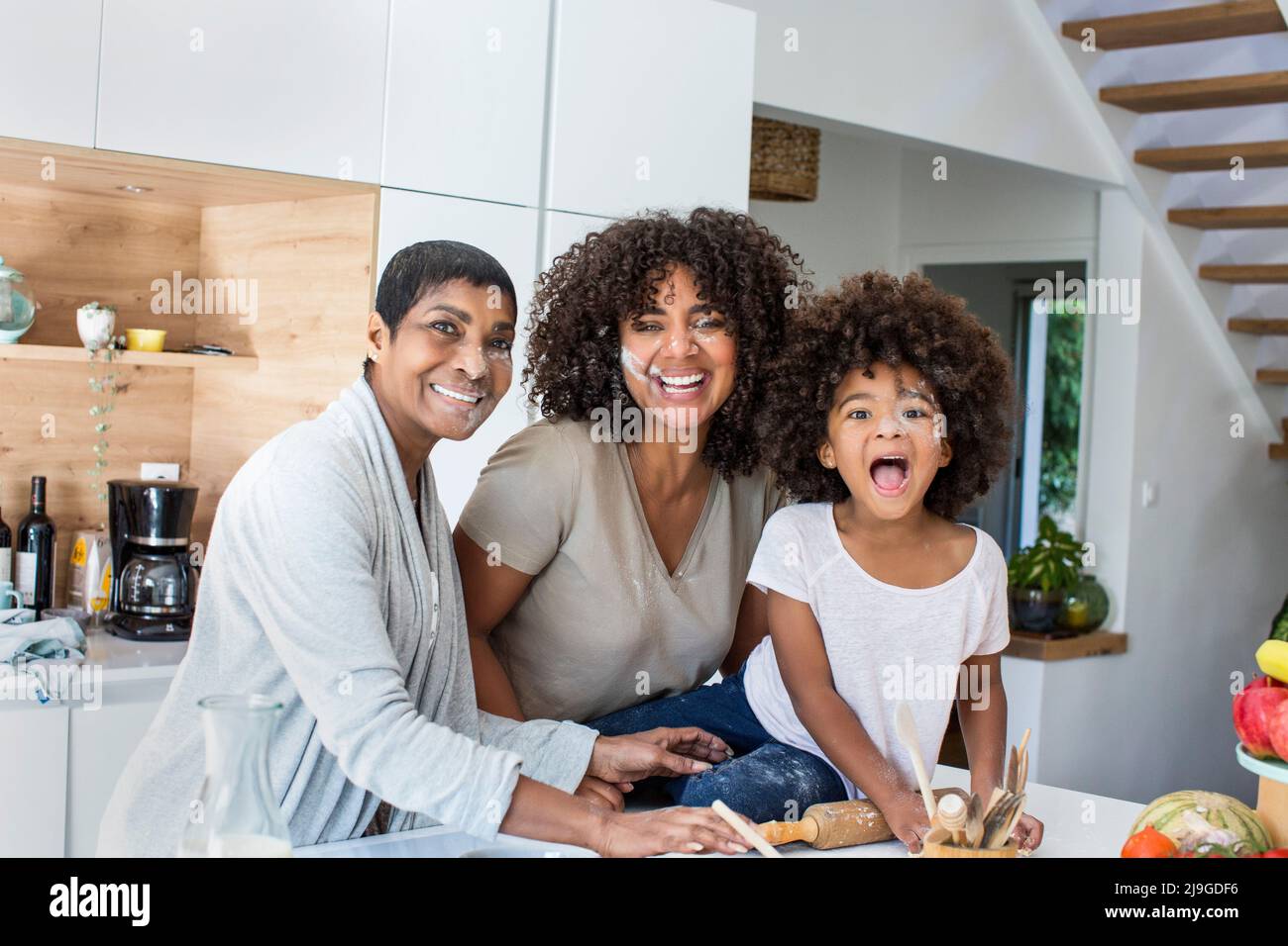 La famiglia di più generazioni prepara i cookie Foto Stock