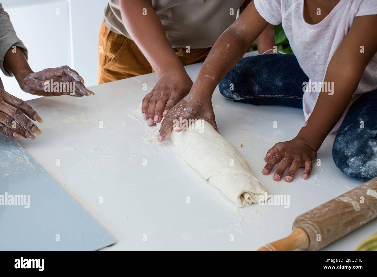 La famiglia di più generazioni prepara i cookie Foto Stock