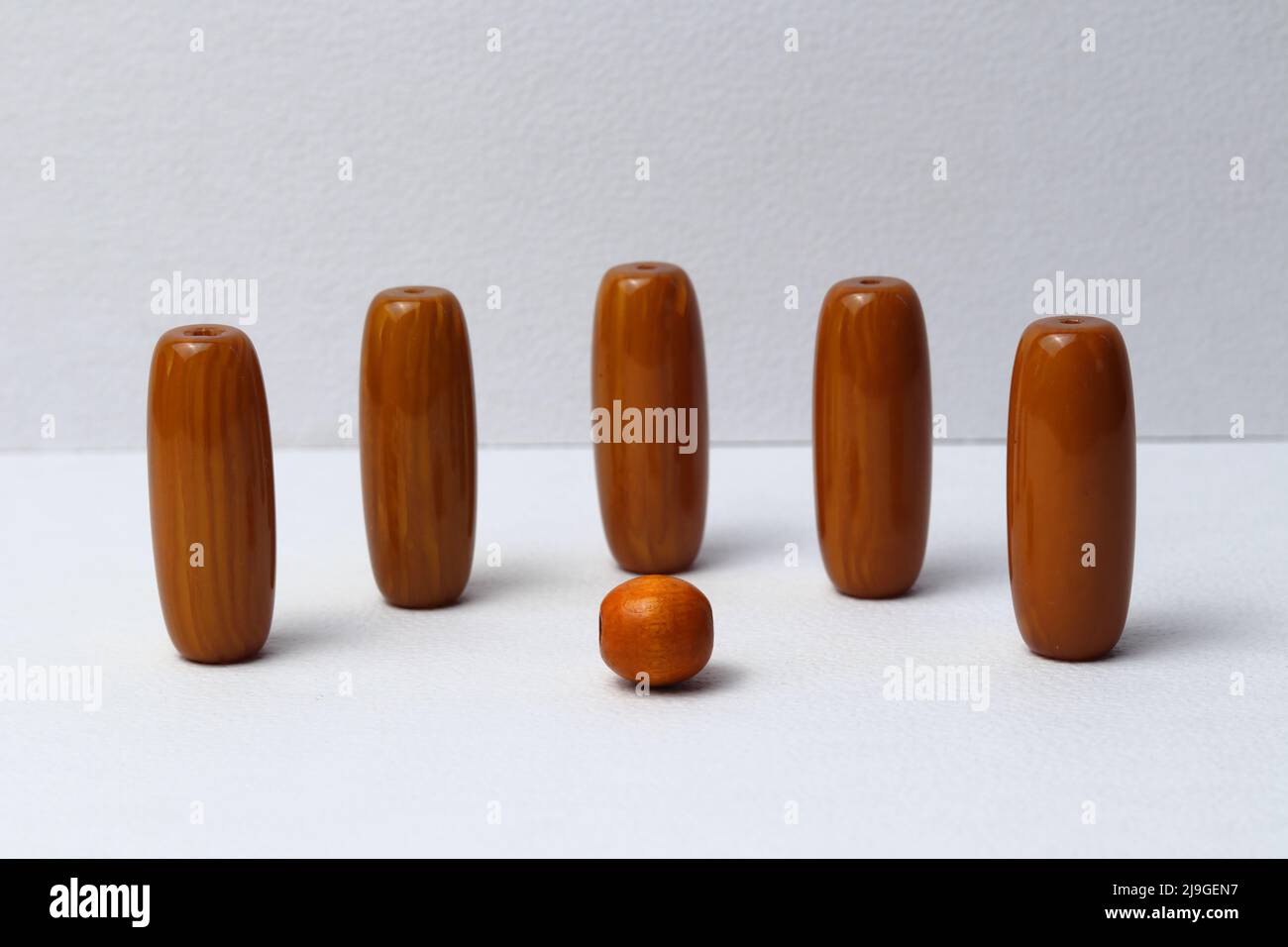 Pezzi verticali di legno allineati in prospettiva. Vernice lucida. Decorazione interna Foto Stock