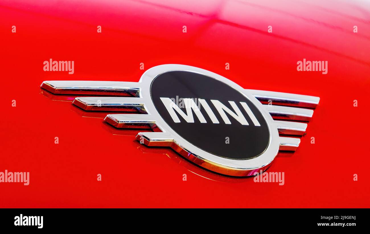 Minsk, Bielorussia - 23 maggio 2022: Vista ravvicinata del logotipo Logo segno di Mini Cooper rosso Foto Stock