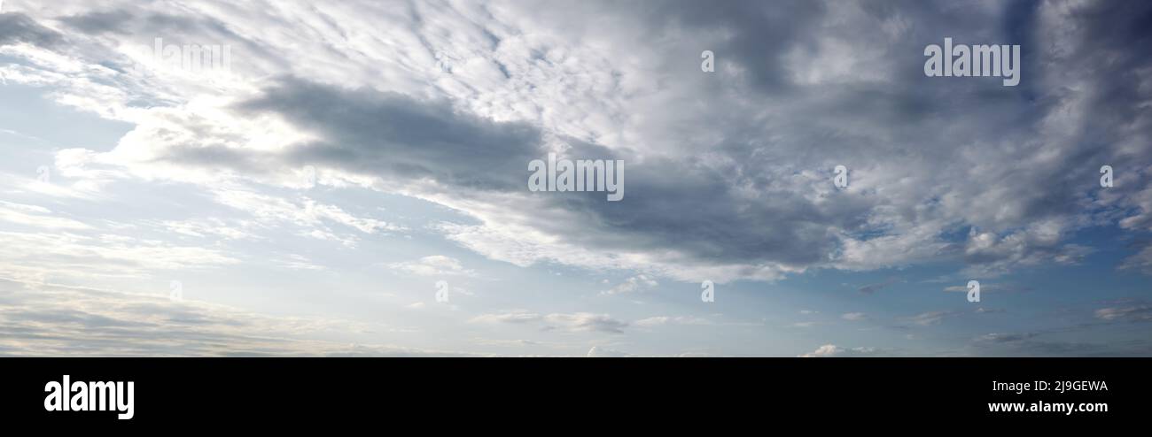 Foto panoramica del cielo sfocato. Cielo blu con nuvole di cumulo Foto Stock