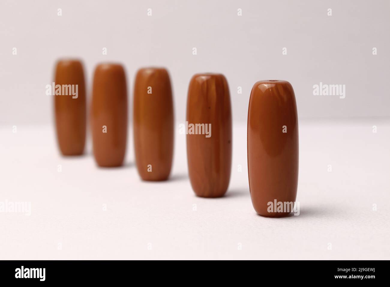 Pezzi verticali di legno allineati in prospettiva. Vernice lucida. Decorazione interna Foto Stock