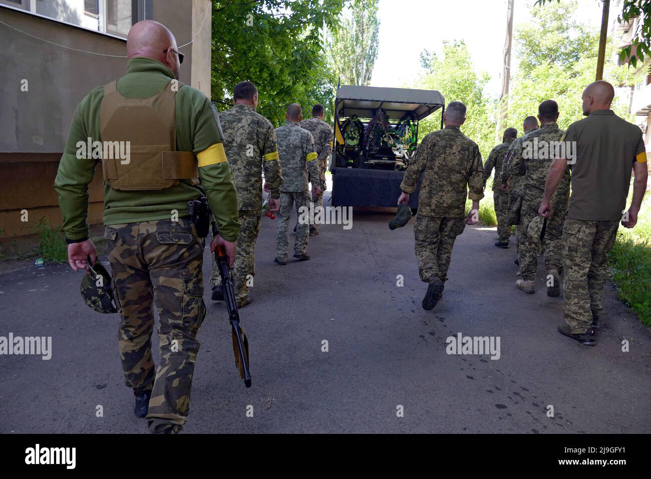 ROZDILNA, UCRAINA - 22 MAGGIO 2022 - i militari seguono una macchina che porta la bara con il corpo della medaglia militare Ucraina Mykola Zakharchenko, che peri Foto Stock
