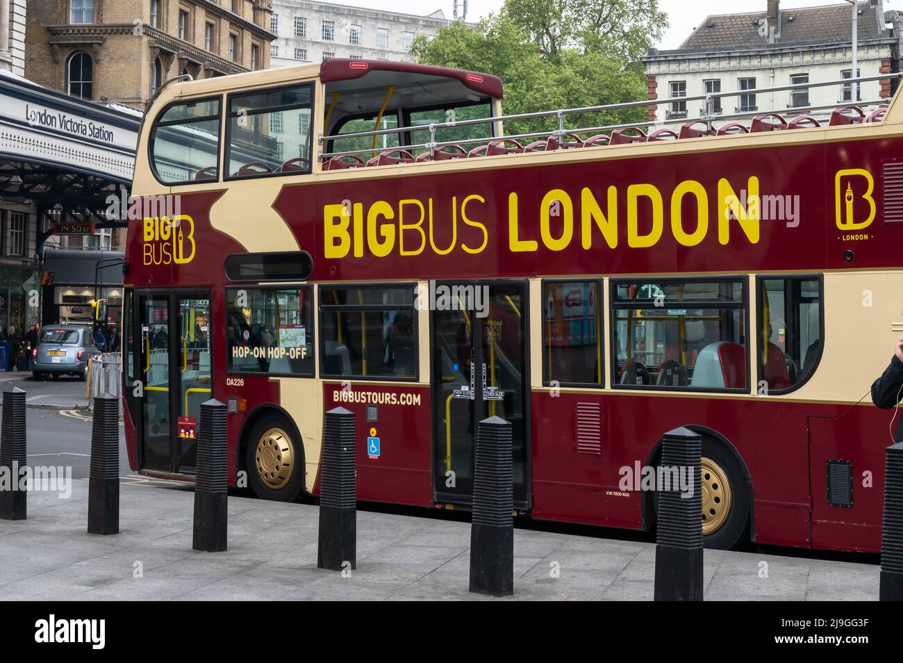 Londra, UK- 3 maggio 2022: BigBus London autobus turistico a due piani fuori dalla stazione ferroviaria Victoria di Londra Foto Stock