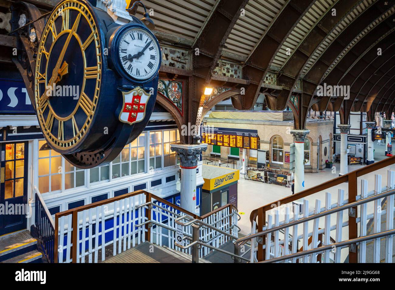 Interno della stazione ferroviaria di York, York, Inghilterra. Foto Stock