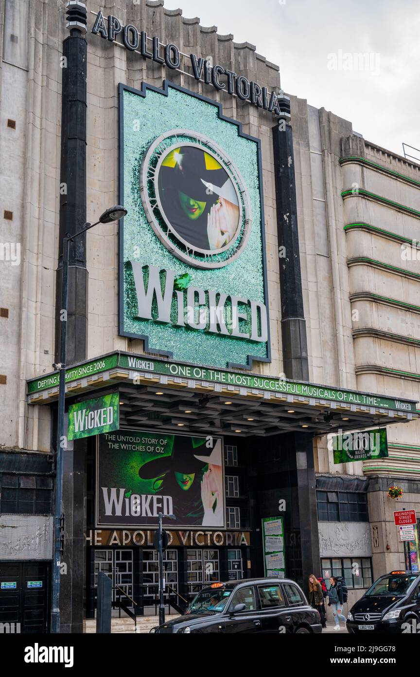 Londra, UK- 3 maggio 2022: L'ingresso e il cartello per il musical Wicked all'Apollo Victoria Theatre di Londra Foto Stock