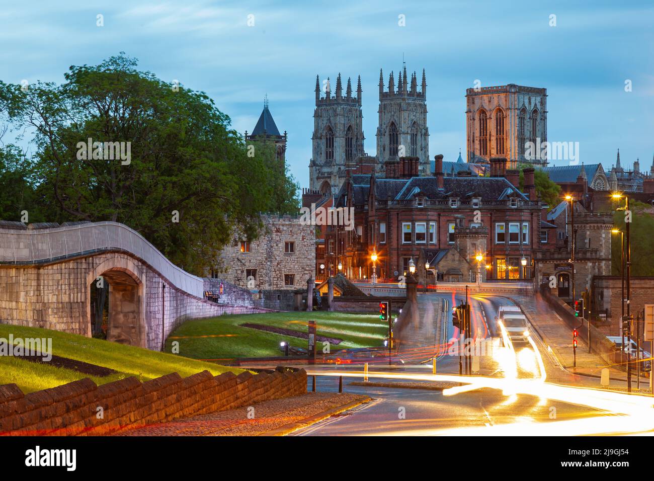 La notte cade nella città di York, North Yorkshire, Inghilterra. Foto Stock