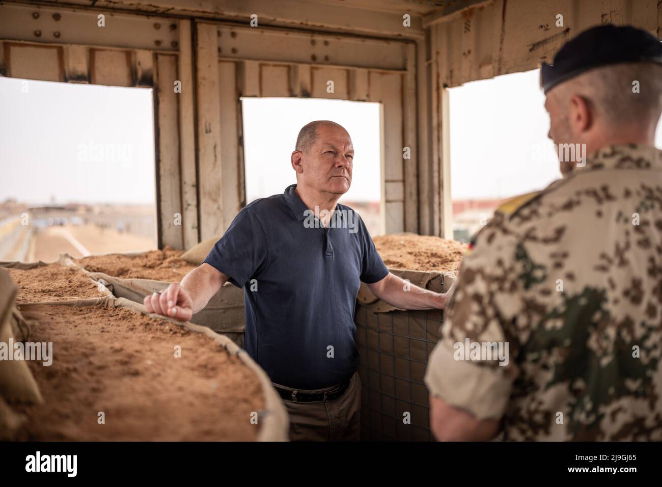 Tillia, Niger. 23rd maggio 2022. Il cancelliere tedesco OLAF Scholz (SPD), visita la base Bundeswehr di Tillia in Niger, Africa, con Sven Rump, comandante Bundeswehr della EUTM Mali Joint Special Operations Task Force GAZELLE. Credit: Michael Kappeler/dpa/Alamy Live News Foto Stock