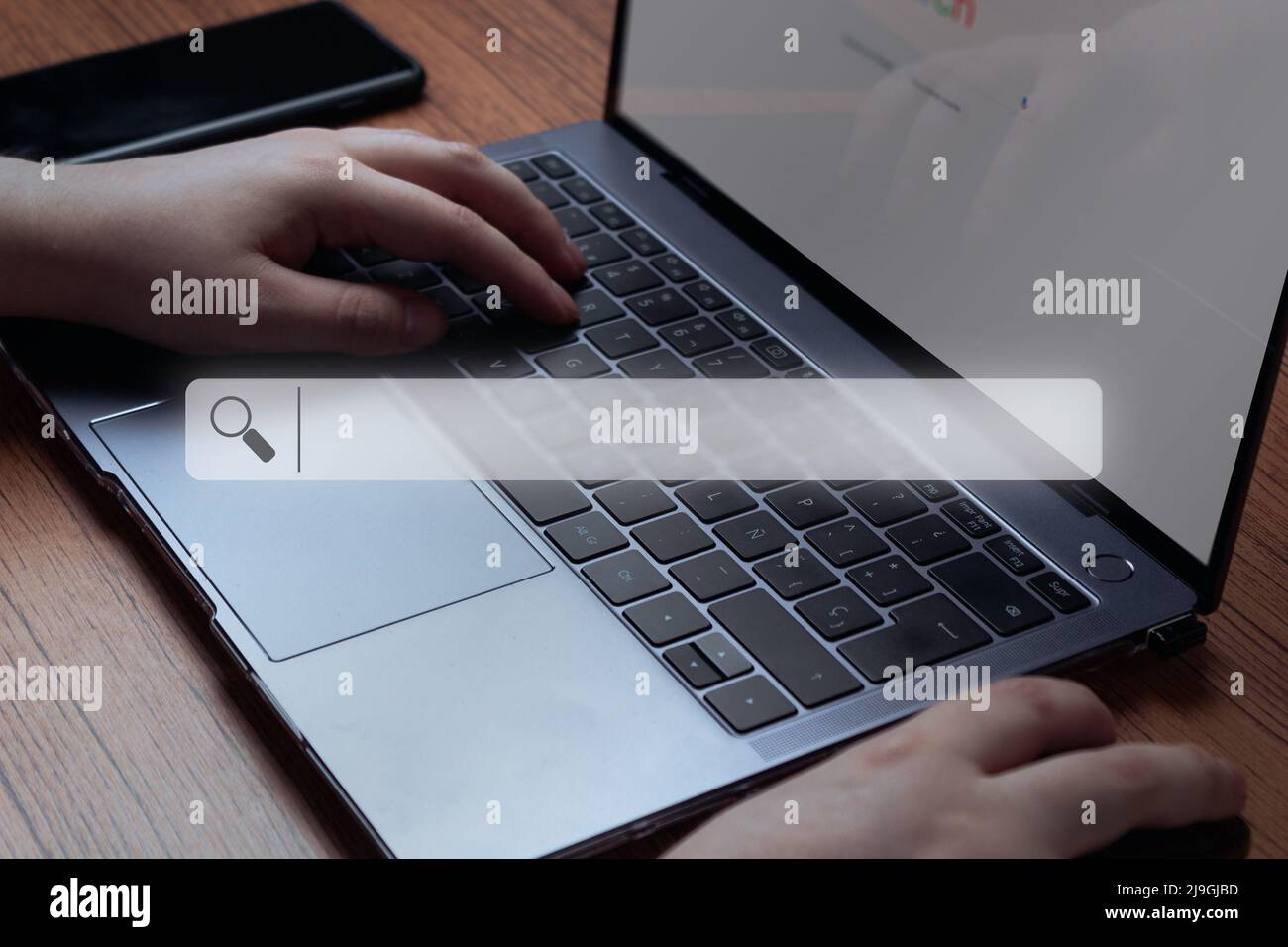 Donna utilizzare un notebook per la ricerca online. Barra di ricerca olografica virtuale con spazio di copia. Internet delle cose. Concetto di ricerca di dati Internet. Foto Stock