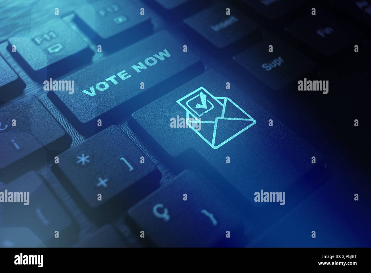 Tastiera nera con il pulsante "Vota ora" per votare online. Concetto politico. Votazione elettronica su Internet. Foto Stock