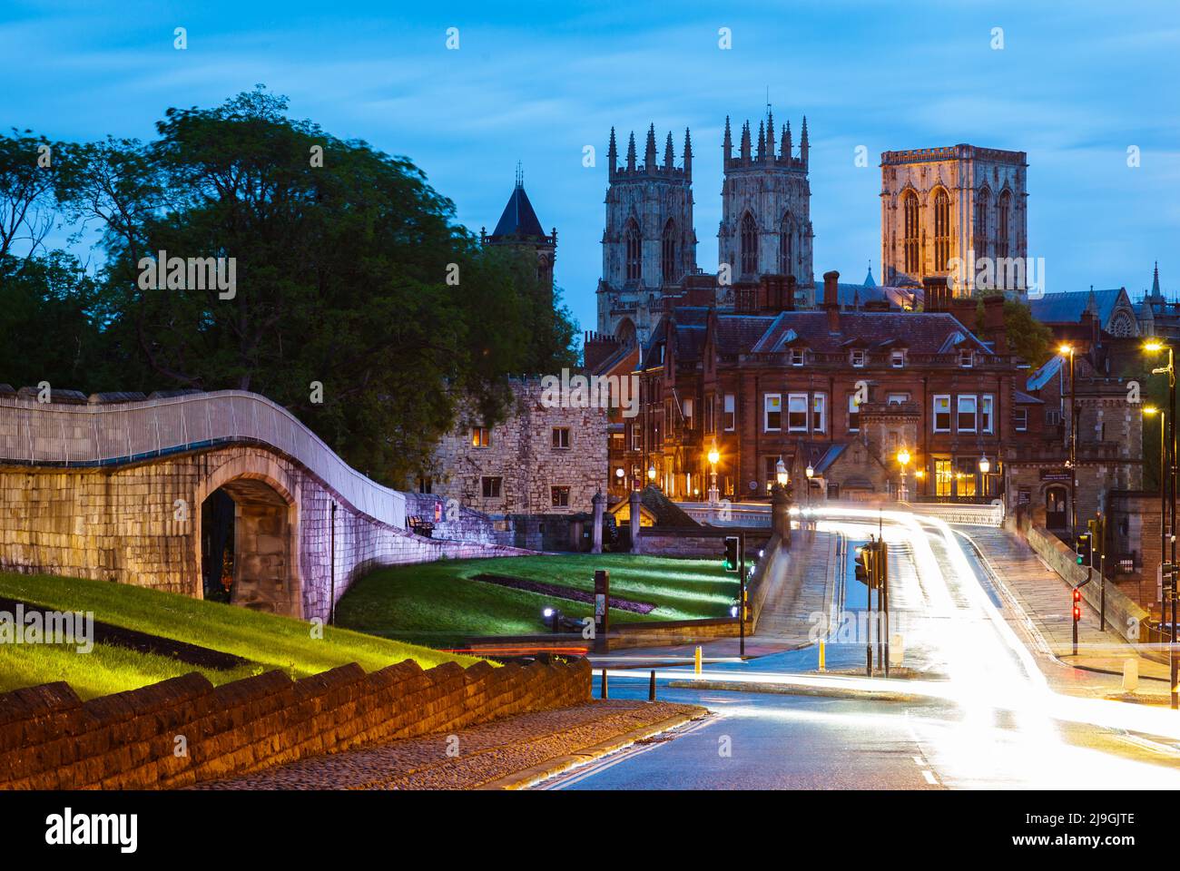 La notte cade nella città di York, Inghilterra. York Minster domina la città. Foto Stock