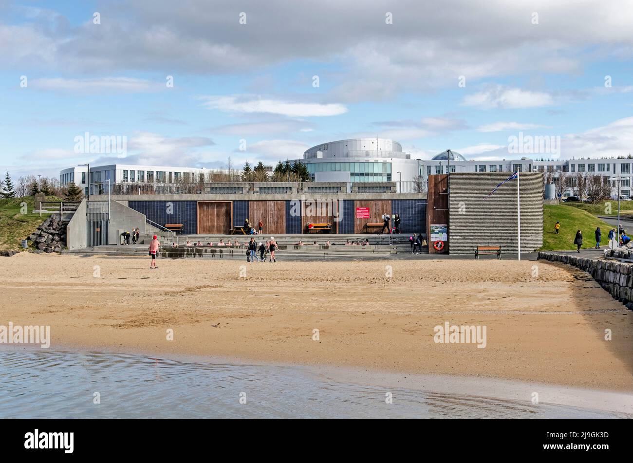 Reykjavik, Islanda, 21 aprile 2022: Modesto edificio ricreativo presso la stazione balneare di Nautholsvik, dove l'acqua della baia è artificialmente calda Foto Stock