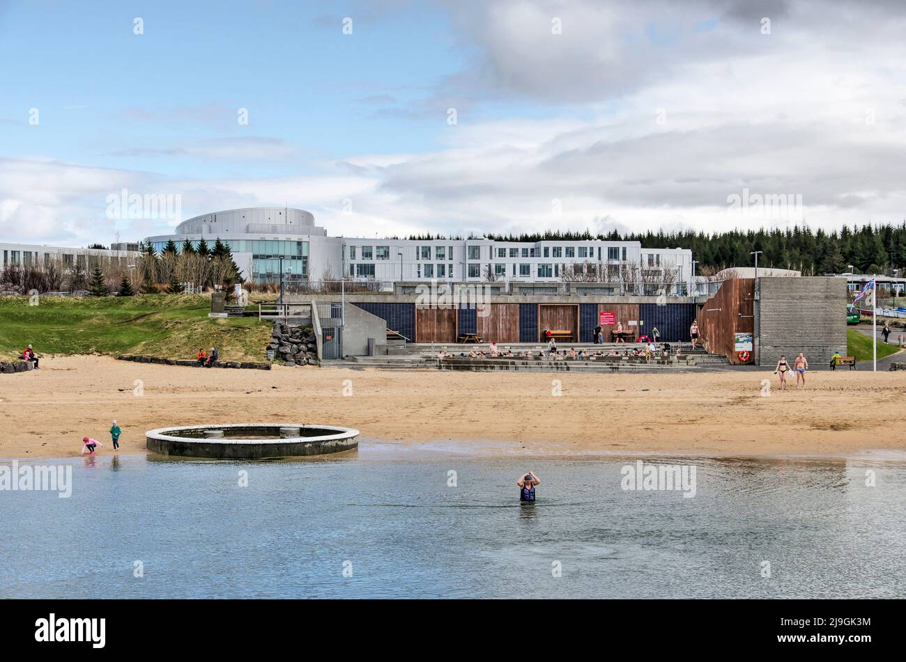 Reykjavik, Islanda, 21 aprile 2022: Panoramica della località balneare di Nautholsvik, con una spiaggia sabbiosa e acqua di mare riscaldata artificialmente, e con Reyk Foto Stock