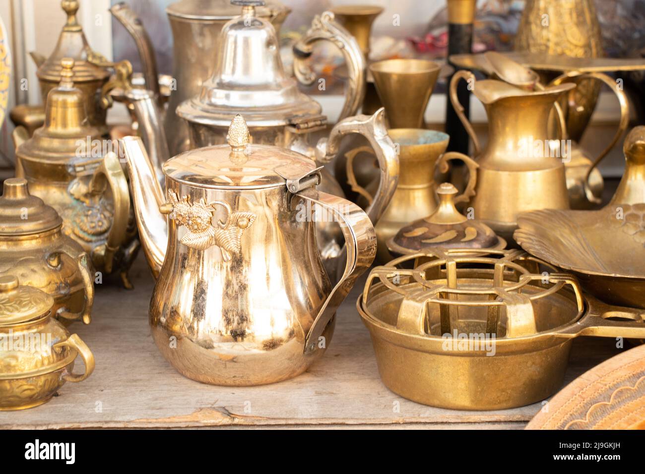 Brocche antiche in rame sulle mensole, una collezione di utensili antichi  in rame, oggetti d'antiquariato Foto stock - Alamy