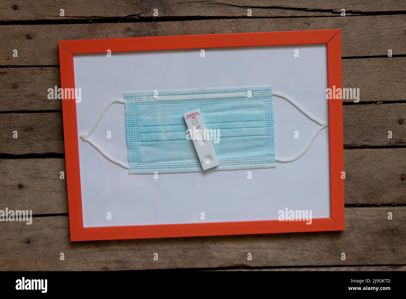 Test covid negativo si trova su una maschera medica, test anticorpale Foto Stock