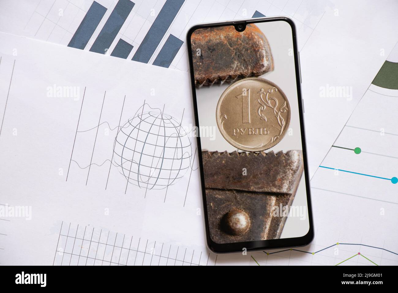 La chiave del gas tiene il rublo russo come sfondo al telefono, il crollo del rublo, le sanzioni contro la Russia, la crisi economica in Russia A. Foto Stock