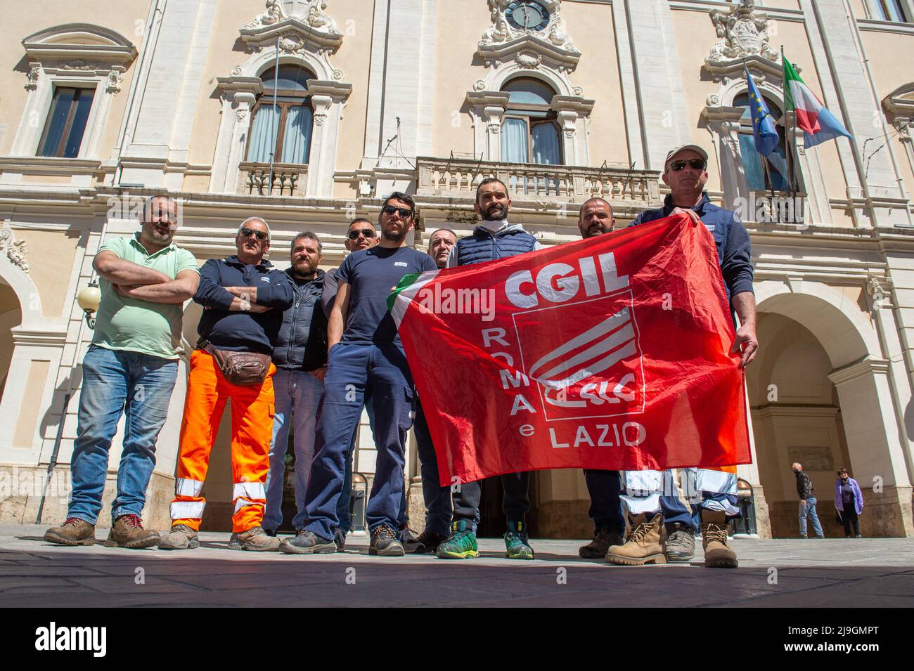 Rieti, Italia. 28th Apr 2022. Trovato morto nella notte MVM lavoratore, una società nel centro Italia con salari arretrati per più di 70 lavoratori. Alessandro Valeri, 48 anni, ha preso la sua vita nella notte, Valeri in prima linea della disputa con l'azienda. (Credit Image: © Riccardo Fabi/Pacific Press via ZUMA Press Wire) Foto Stock