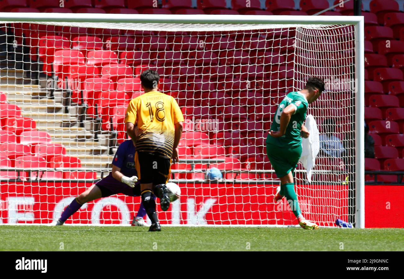 LONDRA, INGHILTERRA - MAGGIO 22:ben Shepherd of Newport Pagnell Town segna durante il Buildbase fa Vase Final 2021/2020 tra Littlehampton Town e. Foto Stock