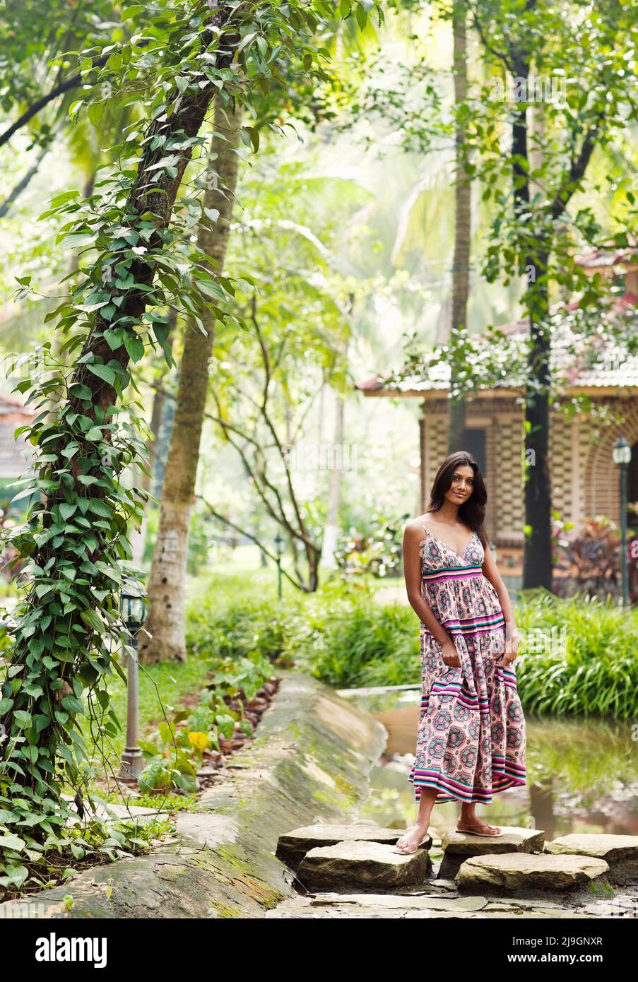 Una donna indiana ha posto per un ritratto a Kairali Ayurvedic Health Resort, Palakkad, Kerala, India. Foto Stock
