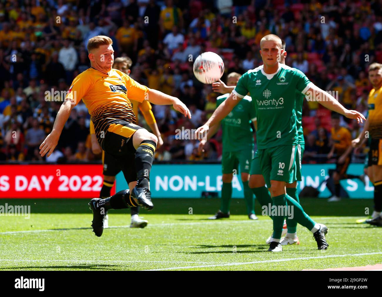 LONDRA, INGHILTERRA - MAGGIO 22: Lewis Jenkins di Littlehampton Town durante la finale Buildbase fa Vase 2021/2022 tra Littlehampton Town e Newpo Foto Stock