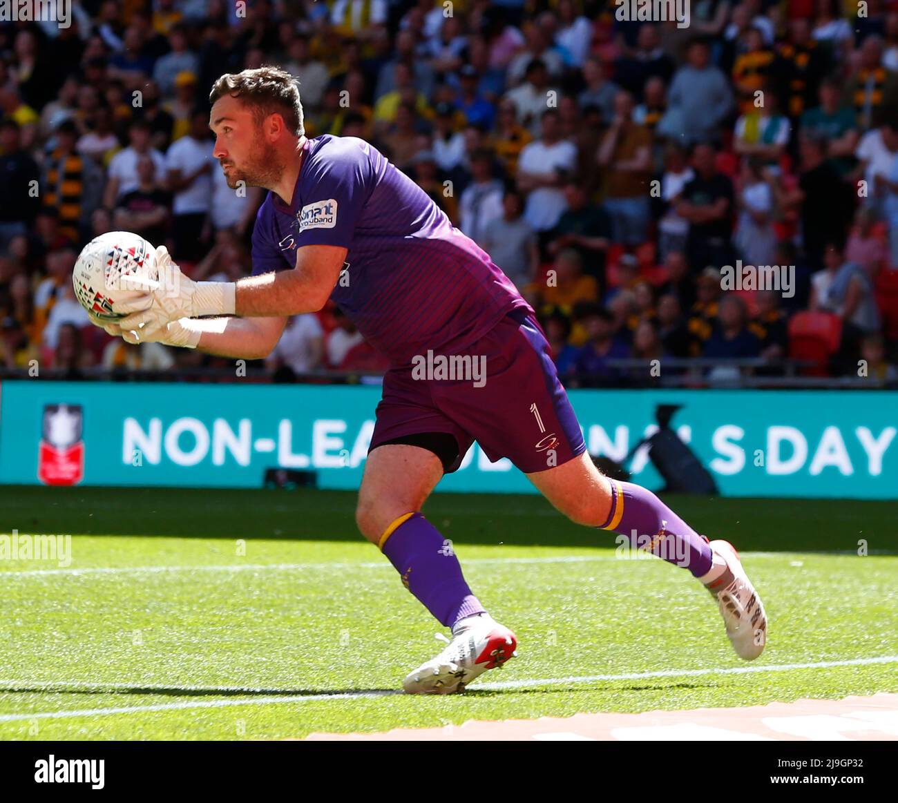 LONDRA, INGHILTERRA - MAGGIO 22:James Binfield di Littlehampton Town durante la finale Buildbase fa Vase 2021/2022 tra Littlehampton Town e Newp Foto Stock